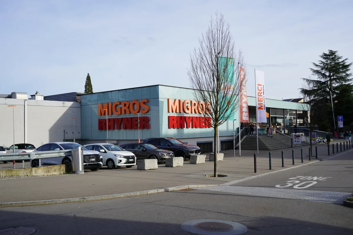 Aussenansicht der Migros in Egg.
